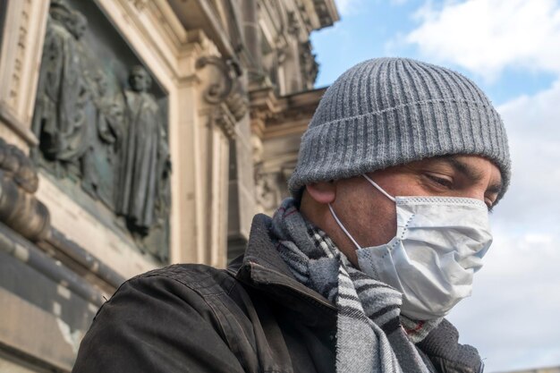 Zdjęcie profil wybuchu choroby portret mężczyzny zakrywającego twarz maską medyczną w celu ochrony nosa i ust