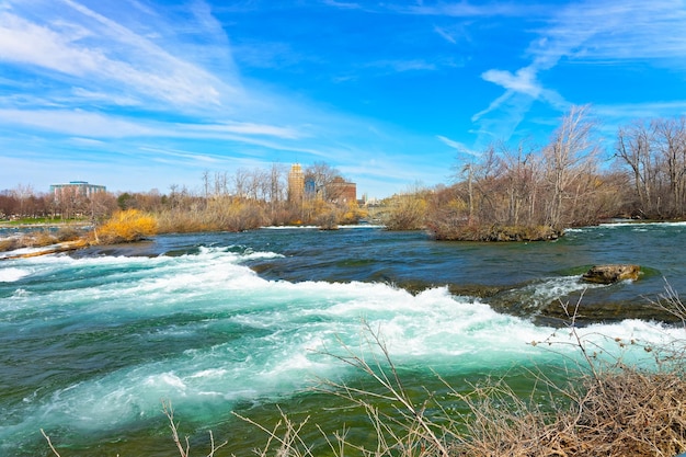 Progi na rzece Niagara po stronie amerykańskiej w pobliżu wodospadu Niagara. Wodospad Niagara to wodospad między Stanami Zjednoczonymi Ameryki a Kanadą. Turyści w parku