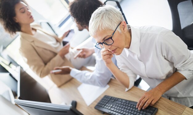 Programiści pracujący w biurze firmy tworzącej oprogramowanie