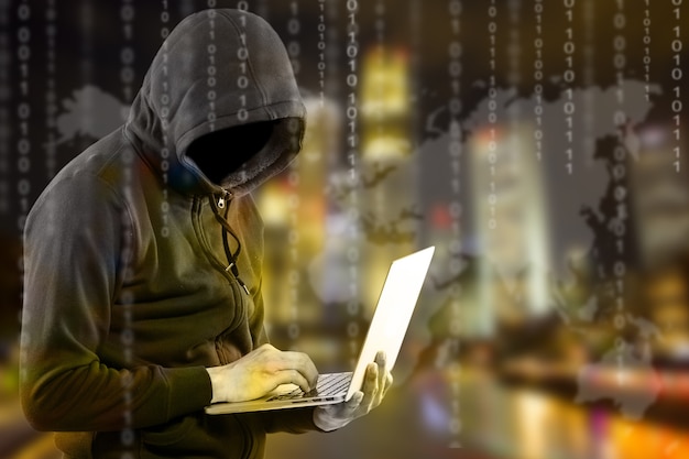 Programista hakerów szuka i wyszukuje dane w celu znalezienia informacji o włamaniu i danych z konta użytkownika.