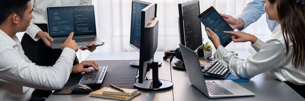 Programista i inżynier oprogramowania pracujący w firmie technologicznej Trailblazing