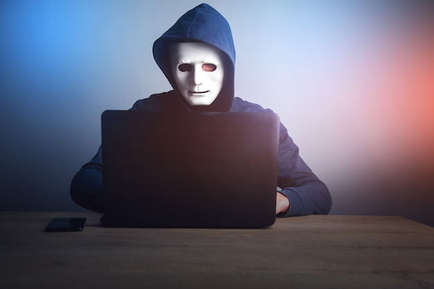 Programista lub haker wpisujący kod na klawiaturze laptopa