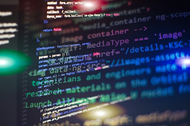 Programista pracujący w biurze firmy zajmującej się tworzeniem oprogramowania. Cyfrowe dane binarne na ekranie komputera. Komputerowe pisanie skryptów. Abstrakcyjny ekran kodu programistycznego programisty.