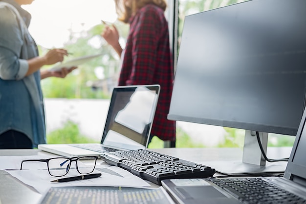 Zdjęcie programista pracujący w dziedzinie rozwoju oprogramowania i kodowania.