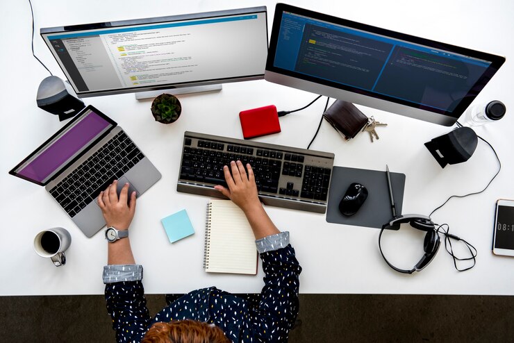Zdjęcie programista pracujący z oprogramowaniem komputerowym