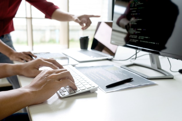 Programista pracy zespołowej pracujący z komputerem