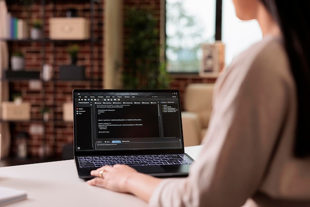 Programista uczący się nowego kodu programu w oknie terminala, korzystając z serwera aplikacji online w chmurze w domu. Programowanie nowego interfejsu użytkownika ze skryptem css html i tworzeniem aplikacji.