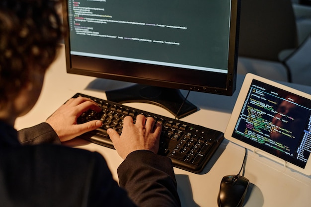 Programista wpisując kody na komputerze dla nowego oprogramowania