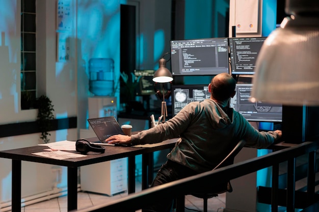 Programista wpisujący kod programistyczny na komputerze z wieloma monitorami, pracujący ze skryptem html. Opracowywanie algorytmów sztucznej inteligencji w oknie terminala, przetwarzanie w chmurze.