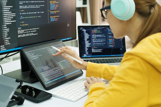 Programista z bliska to oprogramowanie do kodowania i programowania;
