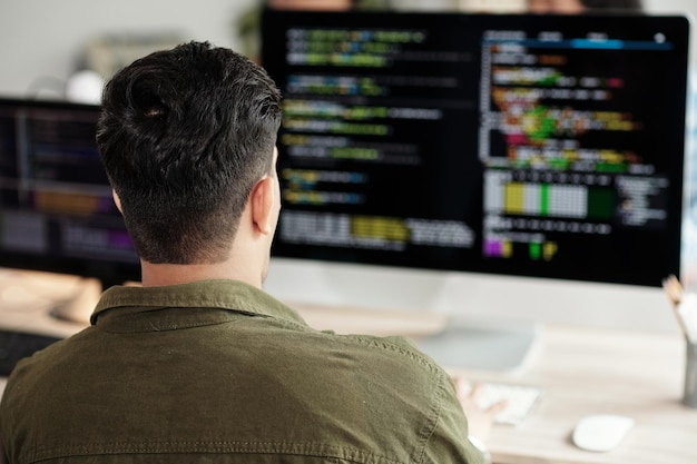 Programista zajmujący się kodem programistycznym