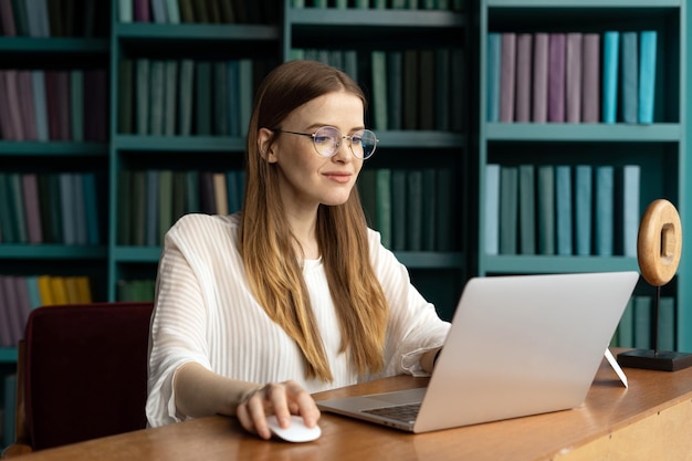 Programistka w okularach pracuje na laptopie