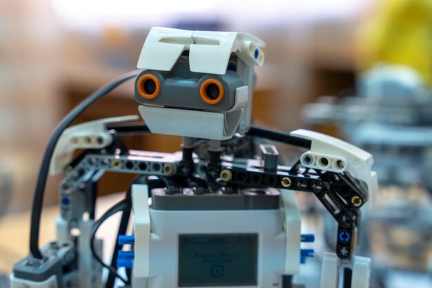Programowalny robot dziecięcy z głowicą składaną od projektanta