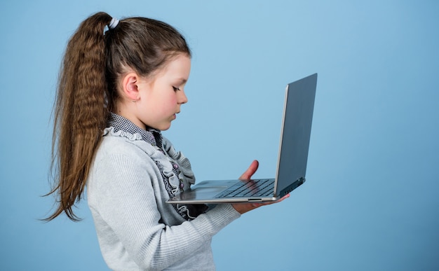 Programowanie studiów. Koncepcja blogów. Dziewczyna z laptopem. Małe dziecko za pomocą komputera. Życie w Internecie. Surfować po Internecie. Stwórz własny blog. Blog osobisty. Sieci społecznościowe i blog. Źródło informacji.