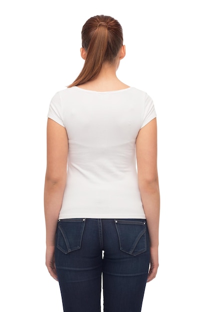 projekt koszulki i koncepcja ludzi - młoda kobieta w pustej białej koszulce z tyłu