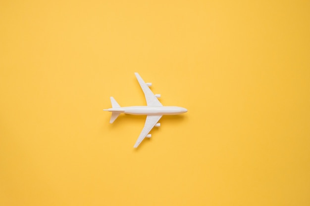 Projekt płaski świeckich koncepcji podróży z samolotu na żółto