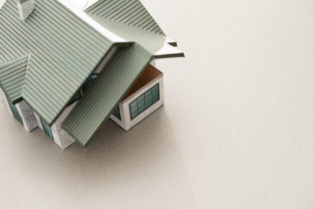 Projekt wolumetryczny domu. Układ domu z otwartym dachem. Miniaturowy układ domku widok z góry. Model budynku jako symbol biznesu architektonicznego. Projekt w biurze architektonicznym.