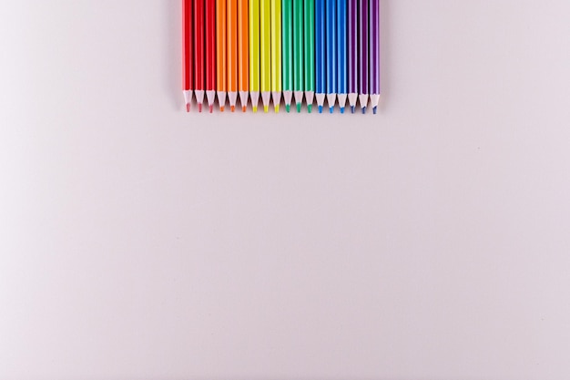 Projekt za pomocą ołówków w kolorach flagi LGBT i miejsca kopiowania