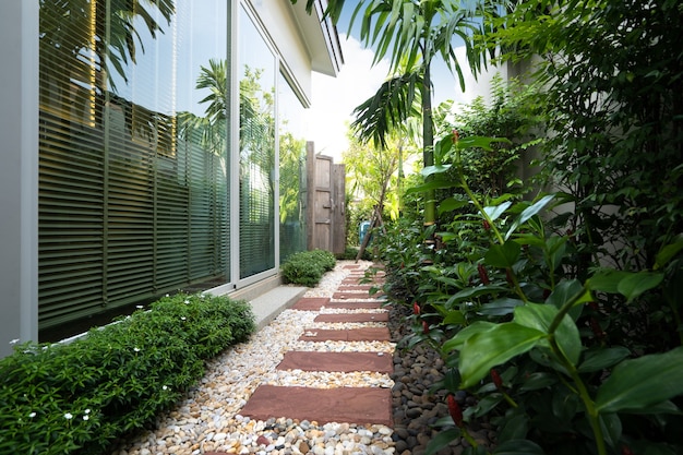 Zdjęcie projekt zewnętrzny willi i domu obejmuje krajobraz i zielony ogród obok domu