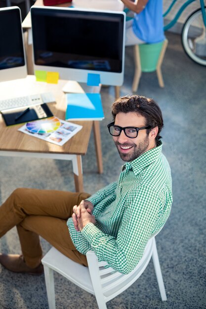 Projektant graficzny siedzi na krześle w biurze