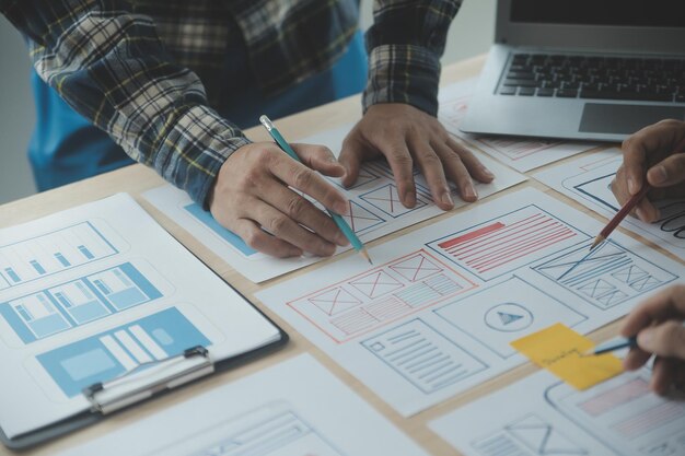 Projektant stron internetowych Kreatywne planowanie rozwoju aplikacji Szkic szkicu szablonu układu szkieletu studio projektowania szkieletu Koncepcja doświadczenia użytkownika