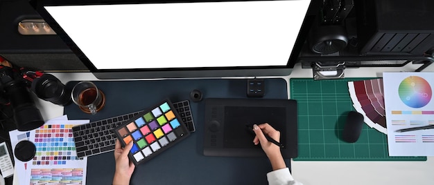 Zdjęcie projektantka pracująca na nowoczesnym komputerze i tablecie graficznym w kreatywnym biurze