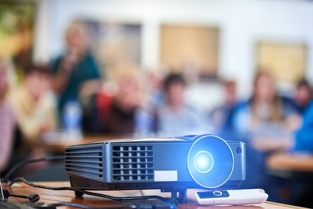 Projektor Roboczy W Sali Konferencyjnej. Niewyraźne Ludzi W Tle.