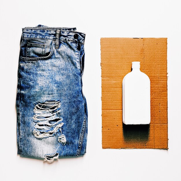 Projektowanie Mody W Stylu Grunge Vintage Niebieskie Dżinsy I Biała Butelka