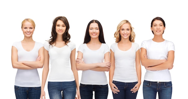 projektowanie odzieży i koncepcja jedności ludzi - grupa szczęśliwych uśmiechniętych kobiet w pustych białych koszulkach i dżinsach