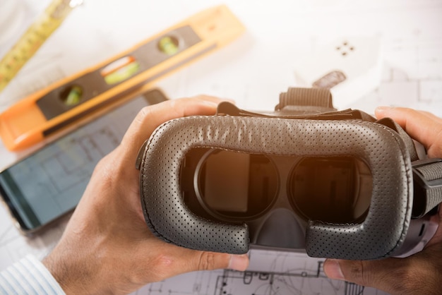 Projekty architektoniczne powstrzymują okulary 3D VR i plany budowy z planami projektów papierowych planów