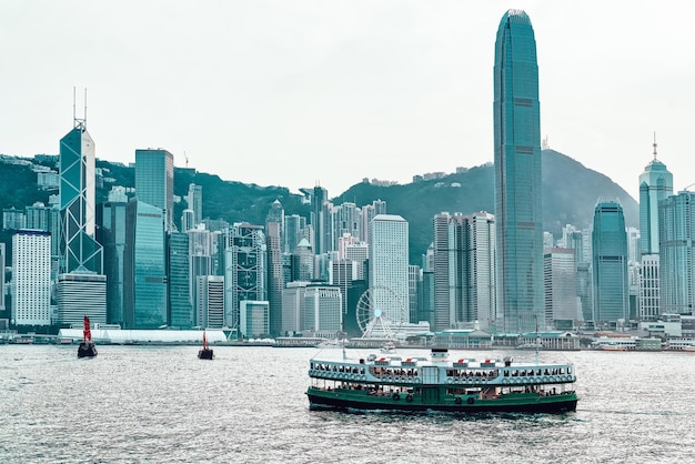 Prom Gwiazdowy W Porcie Victoria I Panoramę Hongkongu O Zachodzie Słońca. Widok Z Kowloon Na Wyspie Hk.