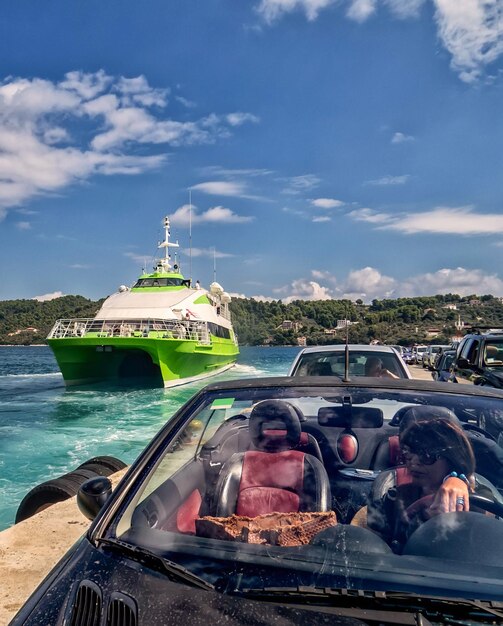 Prom pasażerski i samochody w porcie na wyspie Skiathos w Grecji