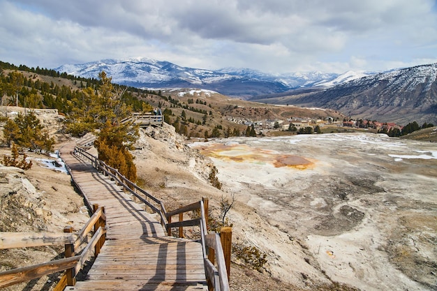 Promenada Prowadząca Przez Tarasy Z Gorącymi źródłami W Zimie Yellowstone