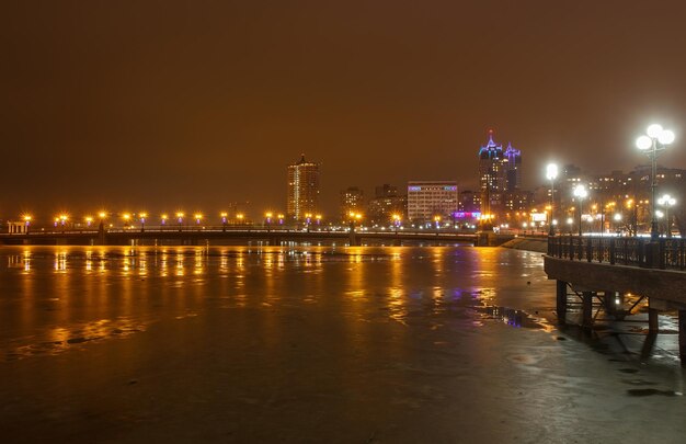 Promenada rzeczna w mieście Donieck na zimę