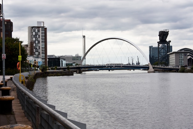 Promenada w Glasgow: widok na most Clyde Arc