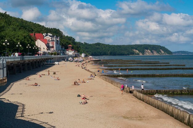 Promenada wzdłuż wybrzeża Morza Bałtyckiego i plaża miejska Svetlogorsk region Kaliningradu Rosja