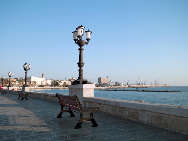 Promenada z latarniami na wybrzeżu Morza Śródziemnego Włochy