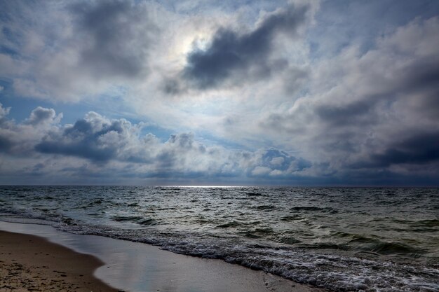 Promień na powierzchnię oceanu od promieni słonecznych przez chmury