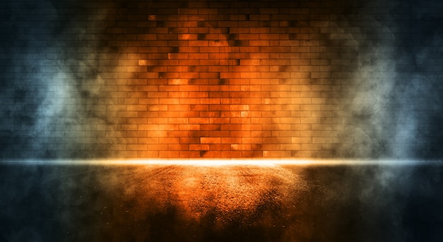 Promienie Pomarańczowe światło Na Ceglanej ścianie Z Dymem Odbicia światła Na Mokrym Asfalcie