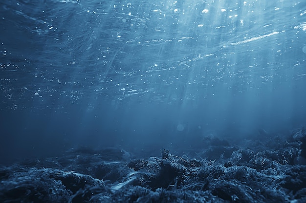 promienie słoneczne pod wodą niebieskie tło oceanu, abstrakcyjne światło słoneczne w wodzie tapety