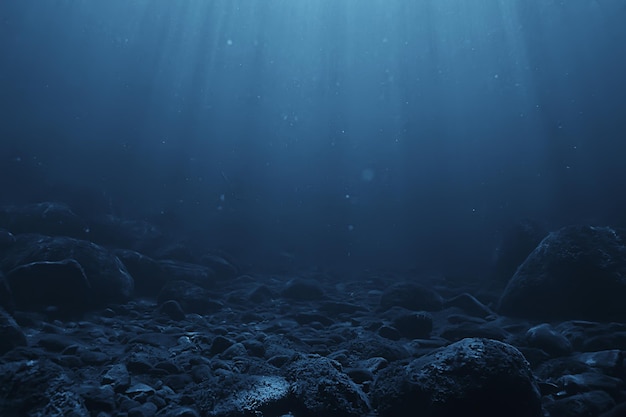 promienie słoneczne pod wodą niebieskie tło oceanu, abstrakcyjne światło słoneczne w wodzie tapety