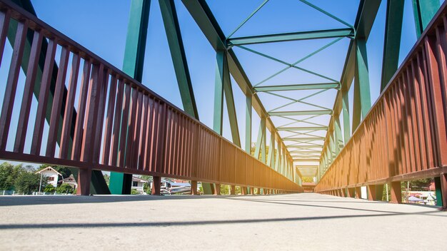 Promienie stalowa bridżowa budowa na niebieskiego nieba tle