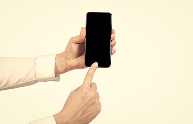 Propozycja produktu prezentacja reklamy miejsce na kopię ręka mężczyzny przedstawiająca ekran telefonu