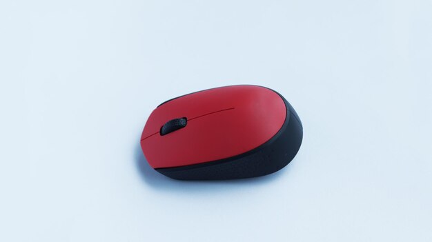 Zdjęcie prosta czerwona mysz akcesoria komputerowe bezprzewodowe na białym tle