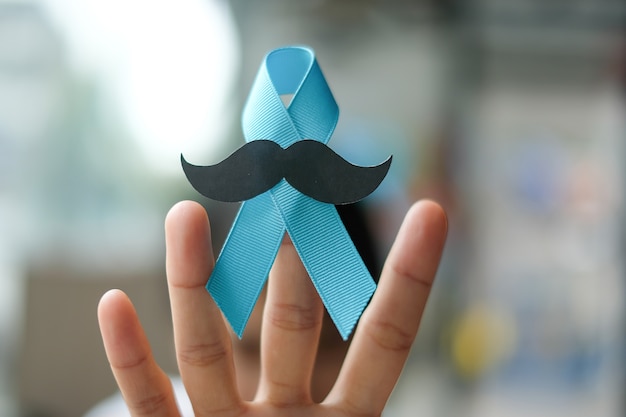 Prostate Cancer Awareness, Kobieta Ręka Trzyma światło Blue Ribbon