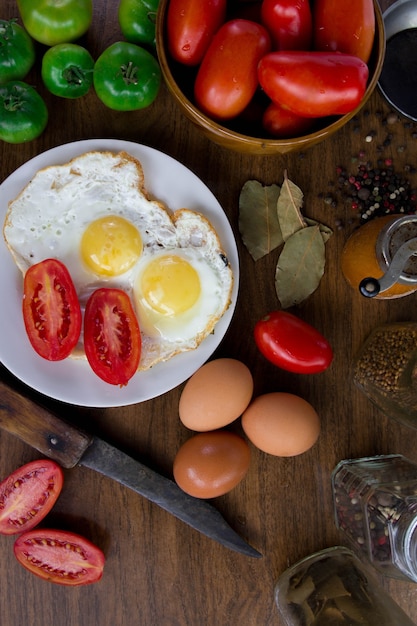 proste śniadanie z domowymi jajkami i pomidorami