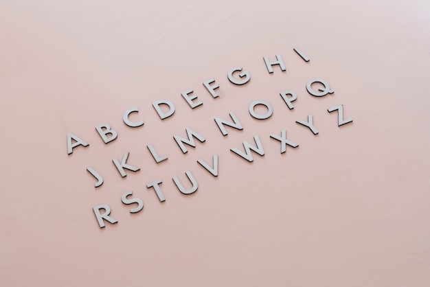 Zdjęcie proste wycięte litery alfabetu angielskiego na płasko