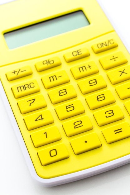 Zdjęcie prosty kalkulator żółty na białym tle.