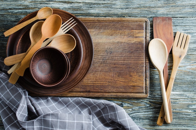 Prosty nieociosany kitchenware przeciw rocznika drewnianemu tłu.