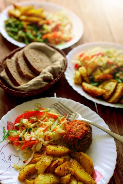 Prosty posiłek na talerzu w restauracji Sałatka Smażone ziemniaki i kotlet mięsny Szybki i pyszny lunch